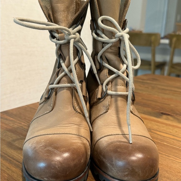 Sorel Joan of Arctic Wedge Ankle Boot size 7. Sold out on Anthropologie site. - Picture 3 of 5